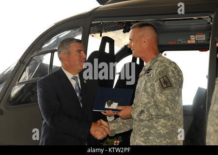 Der New York Army National Guard begrüßte zwei UH-72 leichten Mehrzweckhubschraubern zu der Flotte der Drehflügler durch seine Armee aviation Einheiten hier Juni 29 betrieben. Die neuen Hubschrauber wurden speziell gekauft im Inland in Höhe von Strafverfolgungsbehörden oder bei den Notfällen eingesetzt werden. Die UH-72A Lakota ist die neueste Helikopter Service mit der US-Armee ein. Es ist eine Variante des Eurocopter EC-145 und wird in Columbus, Fräulein der Lakota führt Light Utility und medizinischen Evakuierung (Medevac) Missionen für die Armee und die Army National Guard (ARNG) in Bereichen außerhalb eines hergestellt Stockfoto