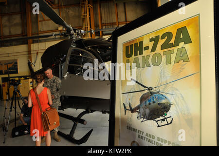Der New York Army National Guard begrüßte zwei UH-72 leichten Mehrzweckhubschraubern zu der Flotte der Drehflügler durch seine Armee aviation Einheiten hier Juni 29 betrieben. Die neuen Hubschrauber wurden speziell gekauft im Inland in Höhe von Strafverfolgungsbehörden oder bei den Notfällen eingesetzt werden. Die UH-72A Lakota ist die neueste Helikopter Service mit der US-Armee ein. Es ist eine Variante des Eurocopter EC-145 und wird in Columbus, Fräulein der Lakota führt Light Utility und medizinischen Evakuierung (Medevac) Missionen für die Armee und die Army National Guard (ARNG) in Bereichen außerhalb eines hergestellt Stockfoto