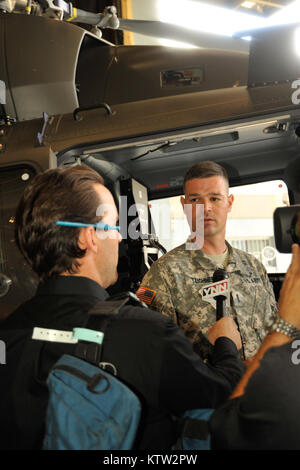 Der New York Army National Guard begrüßte zwei UH-72 leichten Mehrzweckhubschraubern zu der Flotte der Drehflügler durch seine Armee aviation Einheiten hier Juni 29 betrieben. Die neuen Hubschrauber wurden speziell gekauft im Inland in Höhe von Strafverfolgungsbehörden oder bei den Notfällen eingesetzt werden. Die UH-72A Lakota ist die neueste Helikopter Service mit der US-Armee ein. Es ist eine Variante des Eurocopter EC-145 und wird in Columbus, Fräulein der Lakota führt Light Utility und medizinischen Evakuierung (Medevac) Missionen für die Armee und die Army National Guard (ARNG) in Bereichen außerhalb eines hergestellt Stockfoto