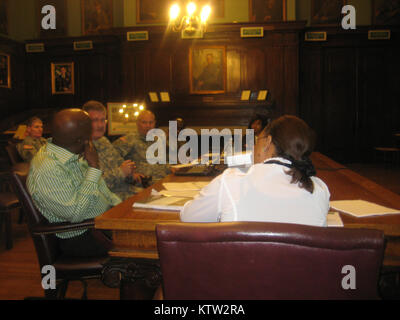 Mitglieder der South African Defence Force logistics Team hören und sich mit der New York Army National Guard Stellvertretender Direktor von Logistik und Bau Facility Manager (CFMO) auf, wie Guard Logistik arbeitet auf Bundes- und Landesebene. Stockfoto