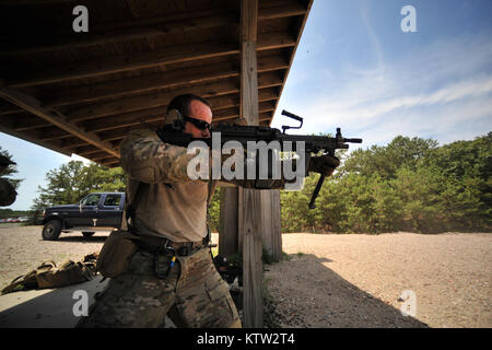 WESTHAMPTON BEACH, NY-Pararescue Jumper und Bekämpfung der Rettung Offiziere mit der 103 Rescue Squadron Zug mit dem M249 und M240 machinge Gewehren, M203 A2 Granatwerfer, und Barrett Gewehr an der schießplatz am 12. Juli 2012. Stockfoto