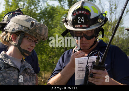 MARCY, NY-SGT Kayli Engert Der 401St zivilen Angelegenheiten Battation, US Army Reserve, beauftragt ein Mitglied der Maynard Freiwillige Feuerwehr wie in 9. Linie Medevac Anfrage zu einem wartenden UH-60 Blackhawk von F Co.1-169, NY Army National Guard. Foto von SPC Harley Jelis, HHC 42 CAB, NYARNG Stockfoto