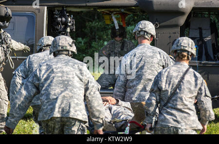 MARCY, NY - Soldaten des 401St zivilen Angelegenheiten Bataillon, US Army Reserve, bereiten Sie eine Ihrer eigenen auf eine Blackhawk von Unternehmen F, 1-169 th Allgemeine Unterstützung Aviation Battalion der New York Army National Guard während der medizinischen Evakuierung Ausbildung hier am Donnerstag, 12. Juli, die geladen werden soll. Foto von SPC Harley Jelis, HHC 42 CAB, NYARNG Stockfoto