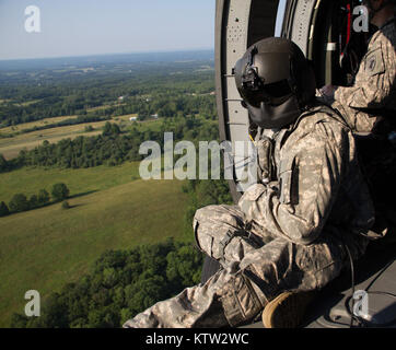 MARCY, NY - ein Besatzungsmitglied auf einem medevac UH-60 Blackhawk von Unternehmen F, 1-169 th Allgemeine Unterstützung Aviation Battalion der New York Army National Guard während der medizinischen Evakuierung Ausbildung hier am Donnerstag, 12. Juli. Foto von SPC Harley Jelis, HHC 42 CAB, NYARNG Stockfoto