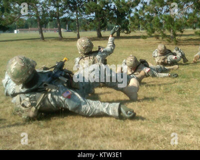 FORT DRUM - New York Army National Guard Soldaten zu Die 101 Expeditionary Signal Battalion Praxis zugeordnet die Granate werfen Fähigkeiten während der Mobilisierung Ausbildung hier am 18. Juli. Das Bataillon ist schiefergedeckt für Afghanistan noch in diesem Jahr einzusetzen. (US Army Foto von Kapitän Michael Ortiz, der New York Army National Guard/freigegeben) Stockfoto