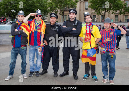 Freundlich Barça-Fans in Trafalgar Square mit Polizisten posiert vor dem Kick-off der Champions League zwischen dem FC Barcelona und Manchester United. Stockfoto