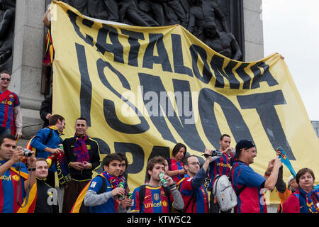 Barça-Fans in Trafalgar Square vor dem Anpfiff der Champions League zwischen dem FC Barcelona und Manchester United. Ein großes Banner geht bis "Katalonien ist nicht Spanien" hinter einige Fußball-Fans einen politischen Protest zu machen. Stockfoto