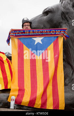 Barça-Fans in Trafalgar Square vor dem Anpfiff der Champions League zwischen dem FC Barcelona und Manchester United. Barça-Fan hält bis blau Estelada Flagge, die in der Regel durch die Katalanen, die die Unabhängigkeit von Spanien winkte. Stockfoto