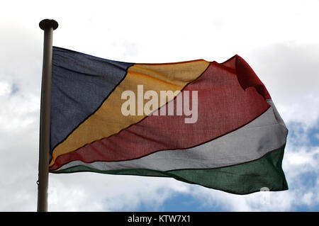 Seychellen Fahne in den Wind Stockfoto
