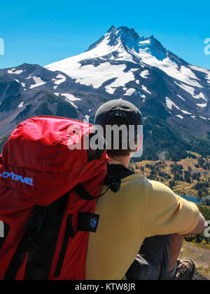 Wanderer Sitzen auf den Klippen über Jefferson Park Der Mount Jefferson Wilderness Area außerhalb Schwestern Oregon Stockfoto