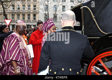 Nigerianischen Hochkommissar präsentiert seine Anmeldeinformationen, die der Königin im Buckingham Palace 2017 Stockfoto