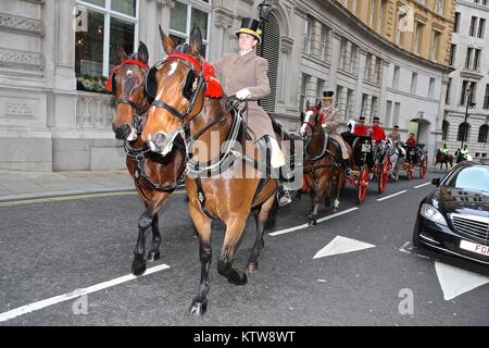 Nigerianischen Hochkommissar präsentiert seine Anmeldeinformationen, die der Königin im Buckingham Palace 2017 Stockfoto