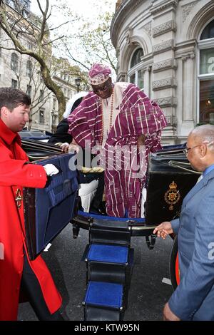 Nigerianischen Hochkommissar präsentiert seine Anmeldeinformationen, die der Königin im Buckingham Palace 2017 Stockfoto