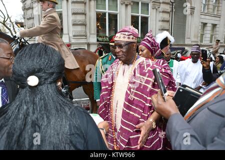 Nigerianischen Hochkommissar präsentiert seine Anmeldeinformationen, die der Königin im Buckingham Palace 2017 Stockfoto