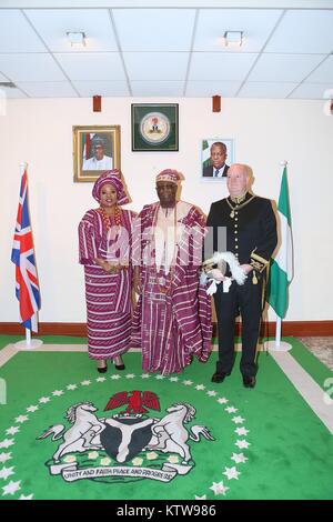 Nigerianischen Hochkommissar präsentiert seine Anmeldeinformationen, die der Königin im Buckingham Palace 2017 Stockfoto