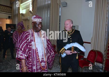 Nigerianischen Hochkommissar präsentiert seine Anmeldeinformationen, die der Königin im Buckingham Palace 2017 Stockfoto