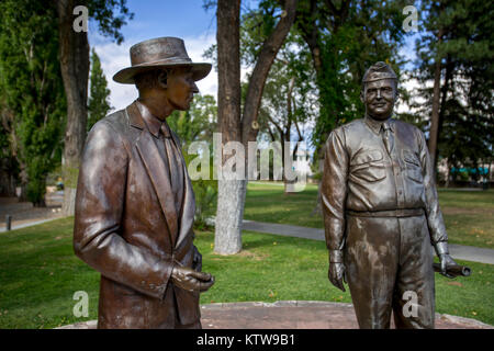 Statuen von General Leslie R. Olivenhainen und Dr. J. Robert Oppenheimer Stockfoto
