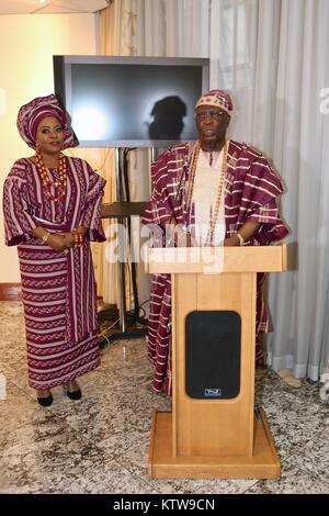 Nigerianischen Hochkommissar präsentiert seine Anmeldeinformationen, die der Königin im Buckingham Palace 2017 Stockfoto