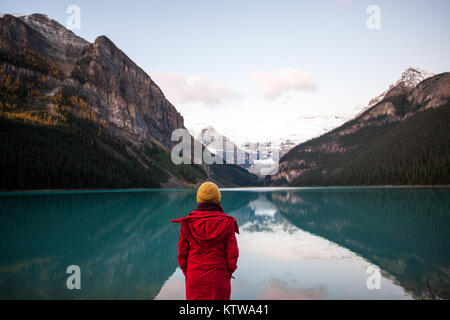 BANFF, Alberta, Kanada. - SEPTEMBER 2015: Die Sonne über Lake Louise im Banff National Park in Alberta, Kanada Stockfoto