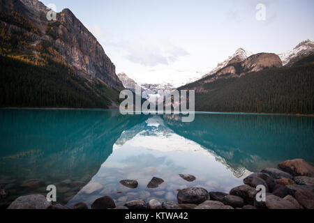 BANFF, Alberta, Kanada. - SEPTEMBER 2015: Die Sonne über Lake Louise im Banff National Park in Alberta, Kanada Stockfoto