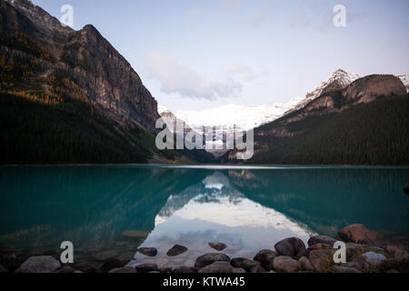 BANFF, Alberta, Kanada. - SEPTEMBER 2015: Die Sonne über Lake Louise im Banff National Park in Alberta, Kanada Stockfoto