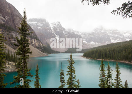 BANFF, Alberta, Kanada. - SEPTEMBER 2015: Die Sonne über Moraine Lake im Banff National Park in Alberta, Kanada Stockfoto