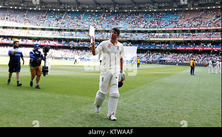 England's Alastair Koch erkennt der Gast nach seinem Jahrhundert am Ende des Spiels bei Tag zwei der Asche Test Match am Melbourne Circket Boden, Melbourne. Stockfoto