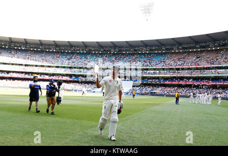 England's Alastair Koch erkennt der Gast nach seinem Jahrhundert am Ende des Spiels bei Tag zwei der Asche Test Match am Melbourne Circket Boden, Melbourne. Stockfoto