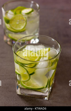 Erfrischender Cocktail mit grüner Zitrone und Eis Nahaufnahme Stockfoto