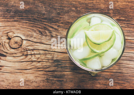 Erfrischende Limonade mit grüner Zitrone und Eis - Ansicht von oben, Toning Foto Stockfoto