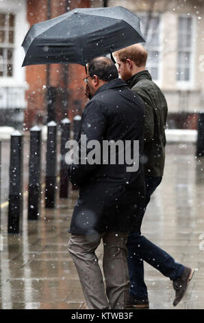 Prinz Harry verlässt Broadcasting House in London, nach Gast bearbeiten heute Programm von BBC Radio 4. Stockfoto