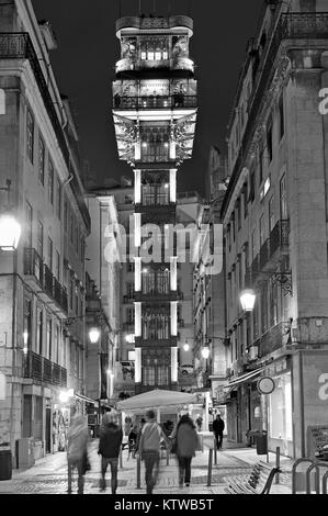 Menschen in nächtlichen Downtown Lisbon mit beleuchteten Santa Justa Aufzug in der Mitte Stockfoto