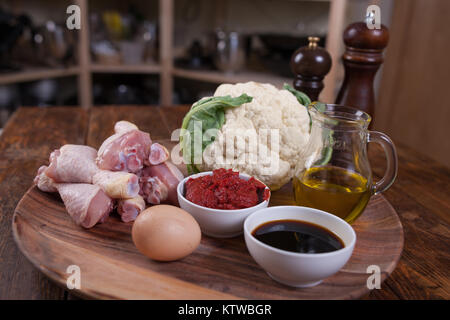 Rohes Hähnchen Schenkel. Marinierte Hähnchenschenkel. Stock Bild. Stockfoto