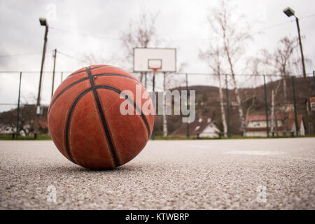 Verwendet orange Basketball mit Korb im Hintergrund. Basketball street Court Stockfoto