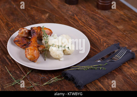 Gegrillte marinierte Hähnchenkeulen mit Blumenkohl. Selektive konzentrieren. Stock Bild. Stockfoto