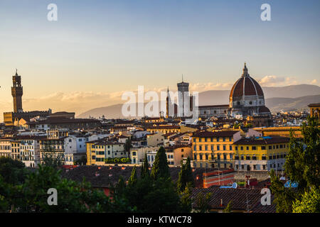 Sonnenuntergang Blick auf das Stadtbild von Florenz mit dem Dom und den Palazzo Vecchio im Hintergrund, Toskana, Italien. Stockfoto