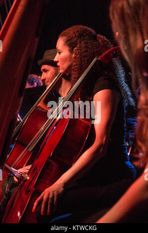 Die Los Angeles Classic Rock Orchestra Eröffnungs Konzert mit John Kosh bei Swing House Studios in Los Angeles, Kalifornien; Teil einer Feier zum 50. Jahrestag der gt'S der Beatles. Pepper's Lonely Heart Club Band' und 'Alben Abbey Road', mit Grammy-preisgekrönte Art Director/Album Cover Designer John Kosh. Mit: Atmosphäre, In: Los Angeles, Kalifornien, Vereinigte Staaten, wenn: 08 Nov 2017 Credit: Sheri Determan/WENN.com Stockfoto