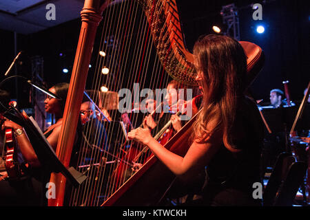 Die Los Angeles Classic Rock Orchestra Eröffnungs Konzert mit John Kosh bei Swing House Studios in Los Angeles, Kalifornien; Teil einer Feier zum 50. Jahrestag der gt'S der Beatles. Pepper's Lonely Heart Club Band' und 'Alben Abbey Road', mit Grammy-preisgekrönte Art Director/Album Cover Designer John Kosh. Mit: Atmosphäre, In: Los Angeles, Kalifornien, Vereinigte Staaten, wenn: 08 Nov 2017 Credit: Sheri Determan/WENN.com Stockfoto