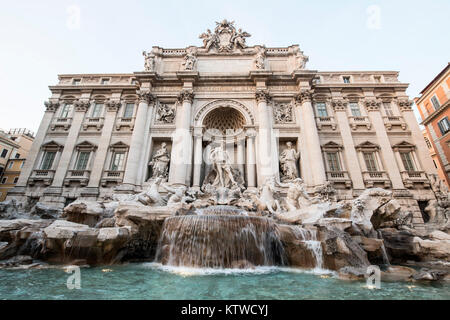 Farbfoto einer frontalen Blick auf den Brunnen von Trevi in Rom. Stockfoto