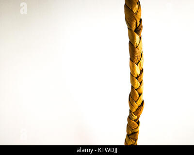 Dicke jute Seil auf weißem Hintergrund isoliert. Stockfoto