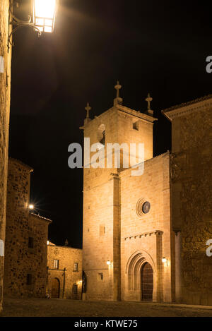 Nachtansicht von Caceres' Main Cathedral, Concatedral de Santa Maria de Guadalupe Stockfoto