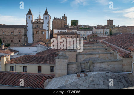 Blick über die Dächer der Altstadt von Caceres, Spanien mit dem weißen Türme der Kirche von San Francisco Javier Stockfoto