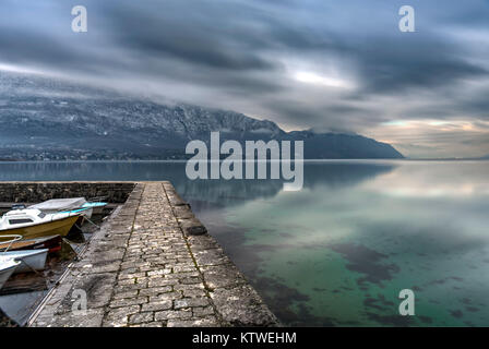 Der Lac du Bourget, in der Savoie departement Französische Alpen gelegen, ist der größte und tiefste Süßwassersee in Frankreich. Von Dichtern berühmt gemacht. Stockfoto