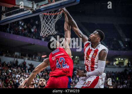 Zentrum Mathias Lessort von Crvena Zvezda mts Belgrad in Aktion gegen Center Kyle Hines von CSKA Moskau Stockfoto