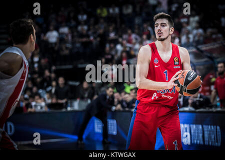 Guard Nando de Colo von CSKA Moskau mit einem Ball während des Spiels Stockfoto