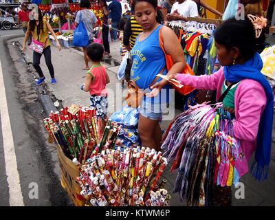 ANTIPOLO CITY, Philippinen - Dezember 23, 2017: einem Straßenhändler verkauft Weihnachtsgeschenk Wrapper auf einem Bürgersteig. Stockfoto