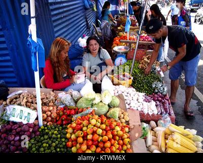 ANTIPOLO CITY, Philippinen - Dezember 23, 2017: Straßenhändler verkaufen Verschiedene frische Früchte und Gemüse entlang einer befahrenen Straße. Stockfoto