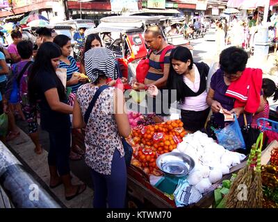 ANTIPOLO CITY, Philippinen - Dezember 23, 2017: Straßenhändler verkaufen Verschiedene frische Früchte und Gemüse entlang einer befahrenen Straße. Stockfoto