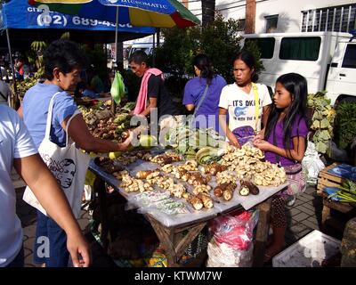 ANTIPOLO CITY, Philippinen - Dezember 23, 2017: Straßenhändler verkaufen Verschiedene frische Früchte und Gemüse entlang einer befahrenen Straße. Stockfoto