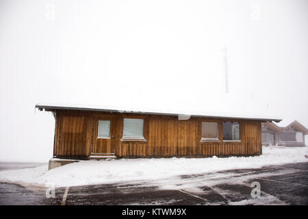 Hütte Haus oben auf dem Berg in der Nähe von Naturpark Kaunergrat Kaunertal von alpine und Alpen Berg während in Tirol, Österreich schneit Stockfoto